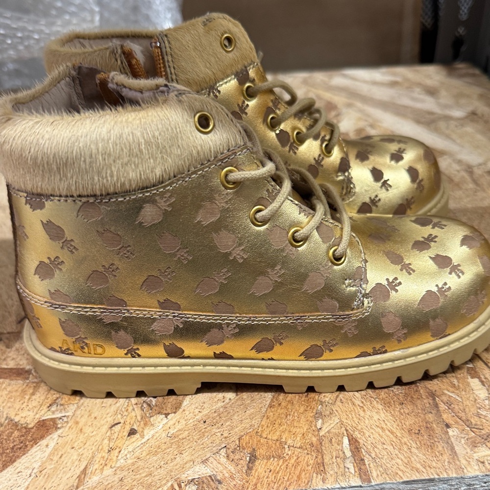 NWT AKID Chic Gold Patterned Kids Boots size 2